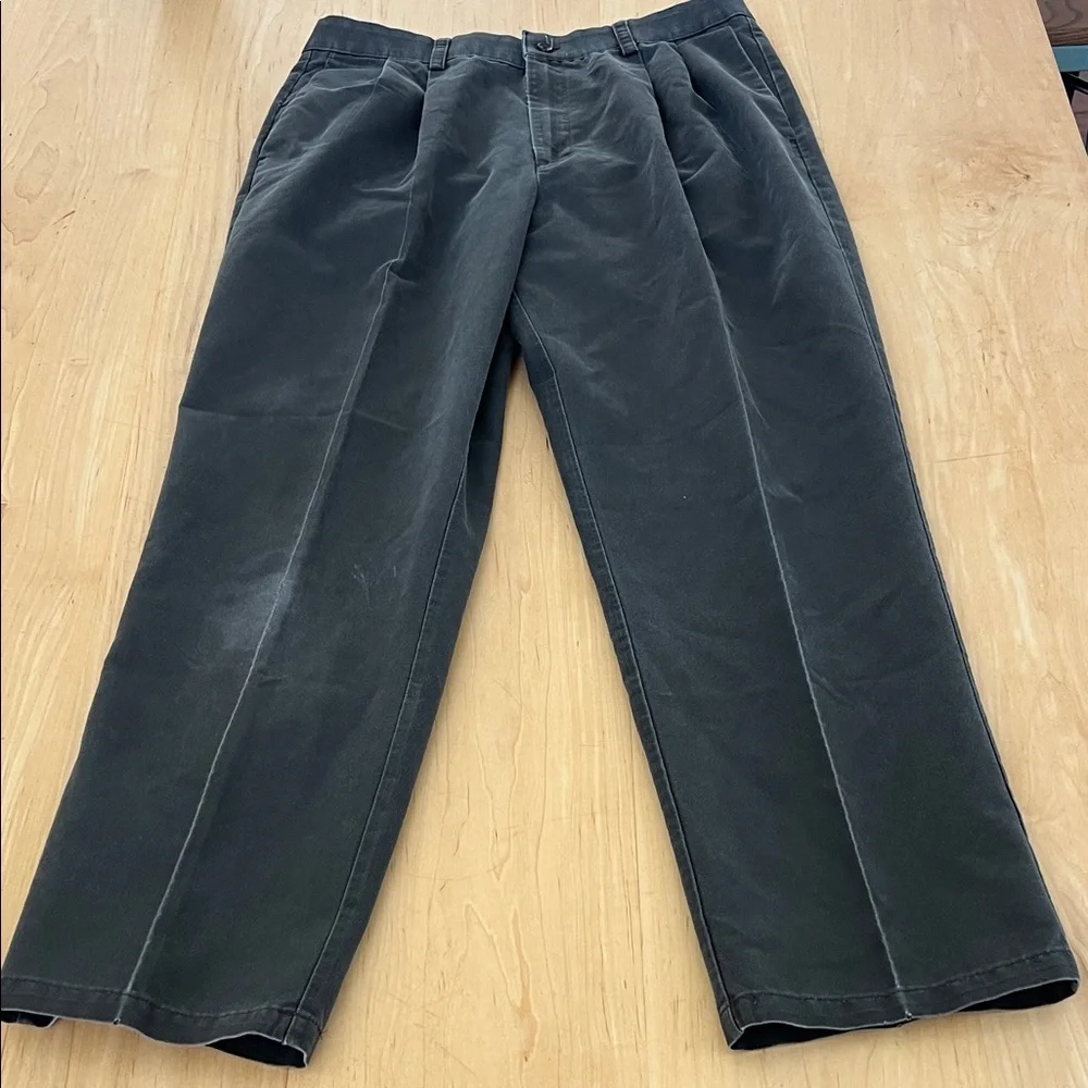 Dockers Men's Straight Pleated Chinos in Dark Gray